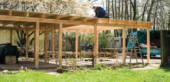Holzbinder_ Mann arbeitet auf Dach